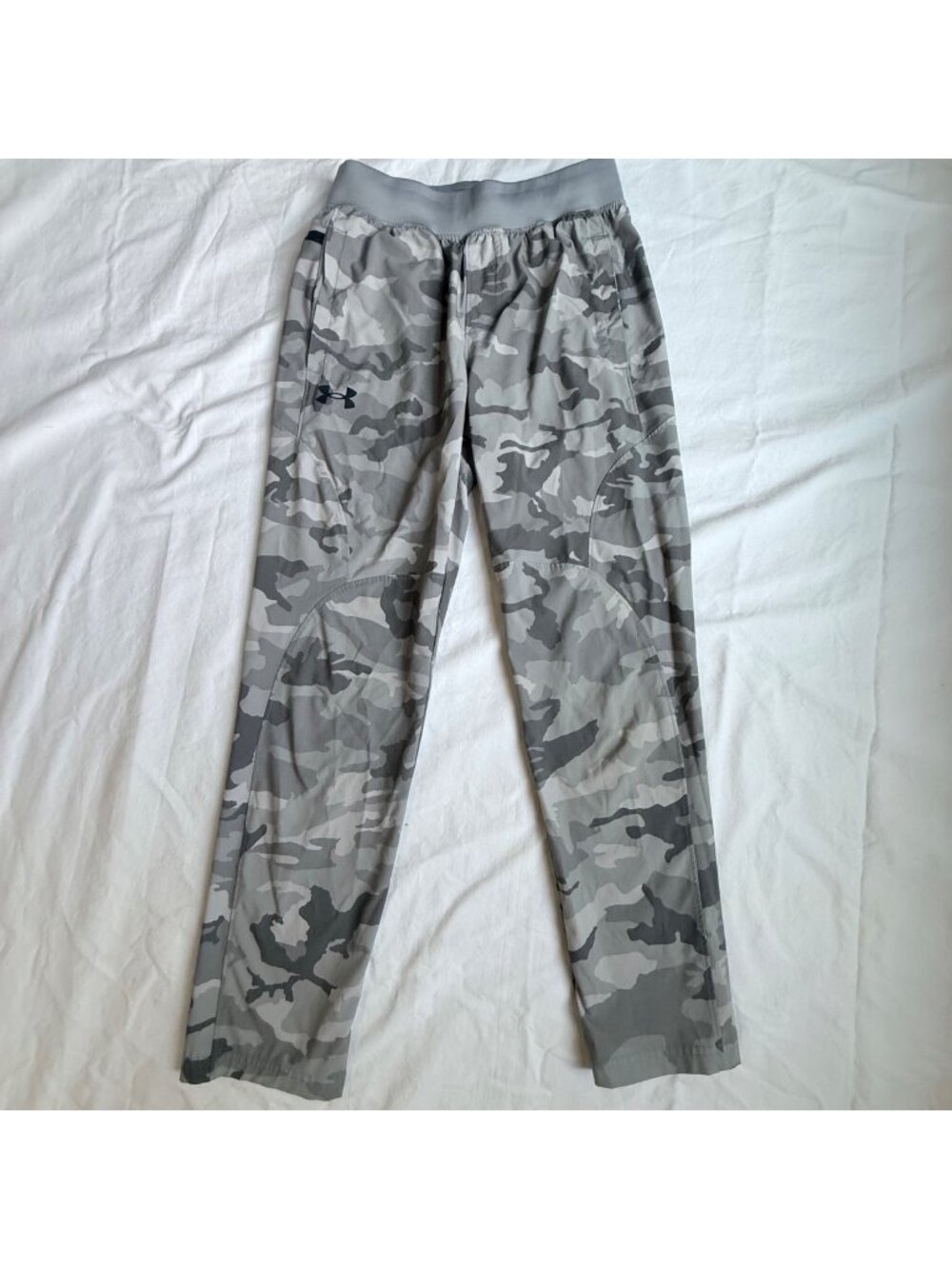 Under Armour Youth Gray Camo Sportstyle Woven Print Tapered Pants size Medium